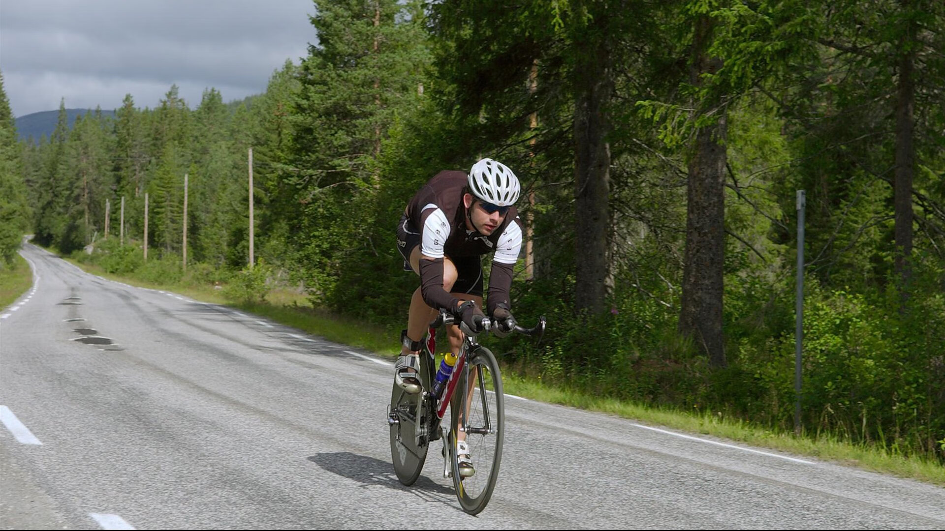 球员在比赛中展现出了顽强的战斗精神，比赛中球员在明显无法踢到球